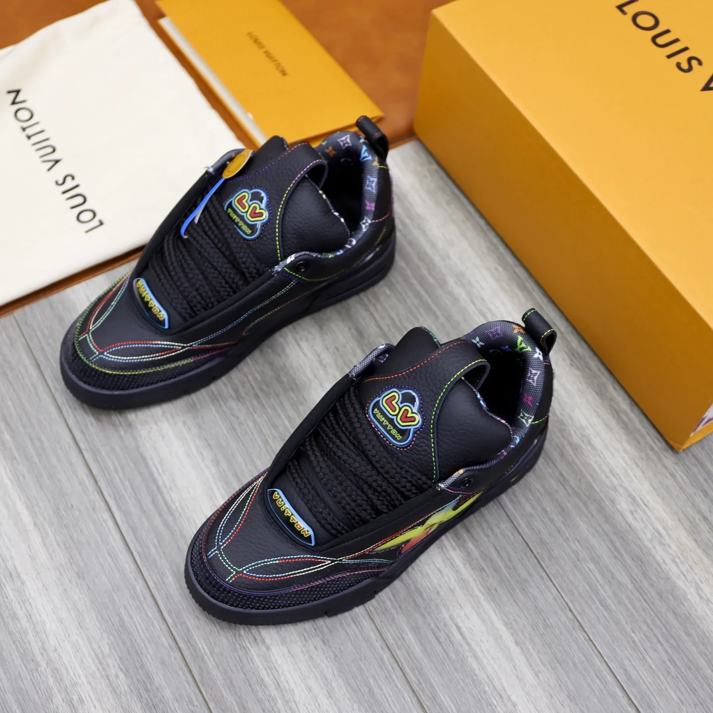 Men's shoes 💰: 860💰 LV Louis Vuitton TRAINER new sneakers are shipped. Louis Vuitton men's artistic director Virgil Abloh took inspiration to create this LV Trainer sneaker. Yingze crystal inlays present a colorful effect, with two gorgeous effect colors to choose from. The LV diamond letter logo badge on the tongue is gorgeous and noble. The LV letters are decorated on the side. The outsole is decorated with a Monogram flower pattern. It shows the trend of elegance and nobility! Men's model: 39-44 (38, 45, 46 customized)